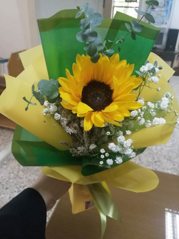 اهدای  گل در هفته کتاب